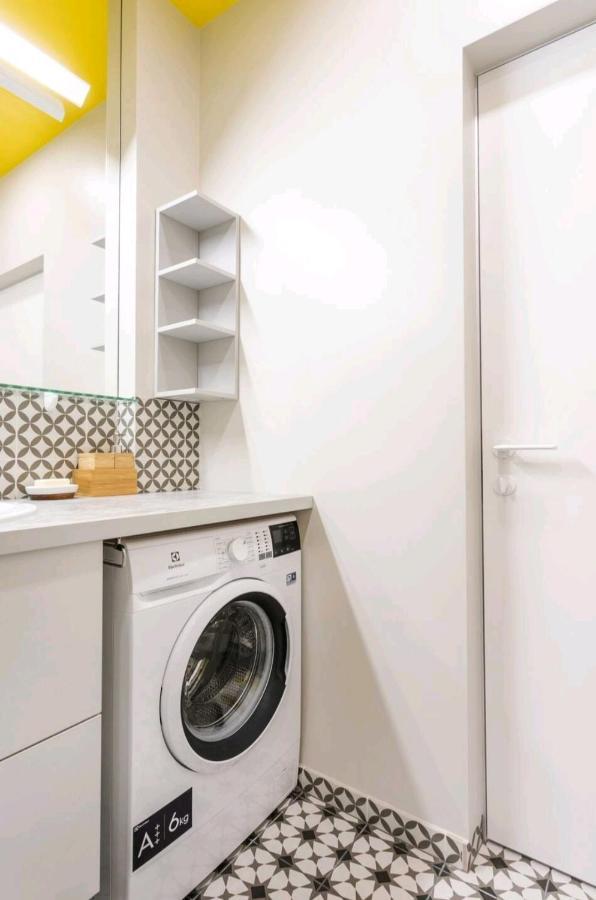 Happy Inn Vip, Self Check-In-24X7, A-C, Parking-In-The-Underground-Garage VNO Buitenkant foto